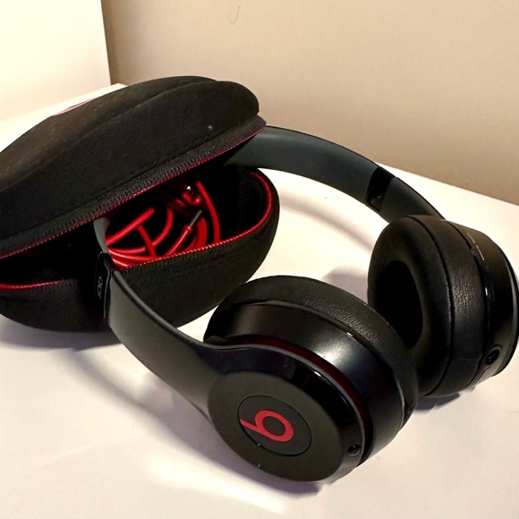 Beats by Dre Solo Wired or Wireless Over-Ear Headphones - Picture 2 of 9